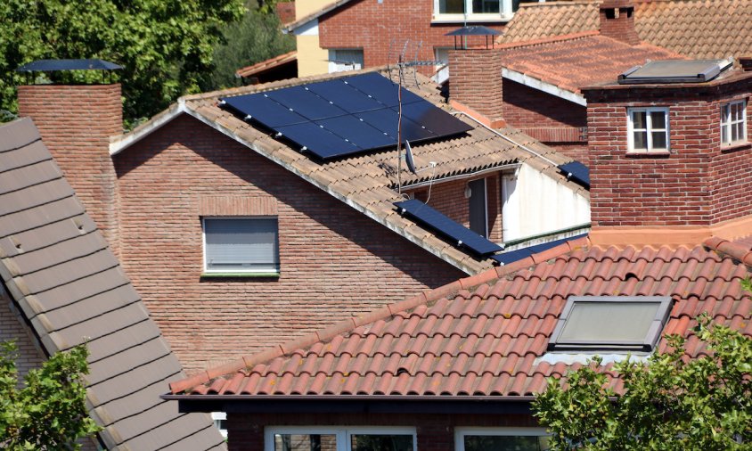 Imatge de recurs d'un habitatge amb plaques solars a la teulada