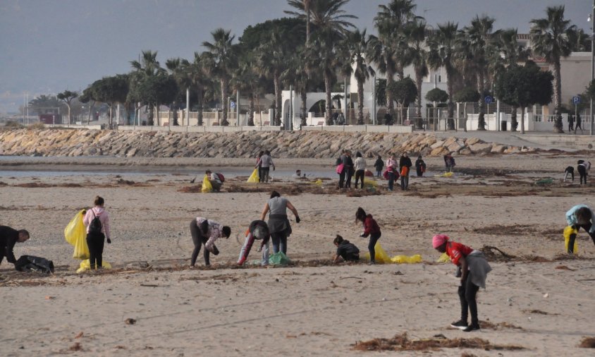 Imatge d'una neteja de la platja de la Llosa que es va fer al 2020