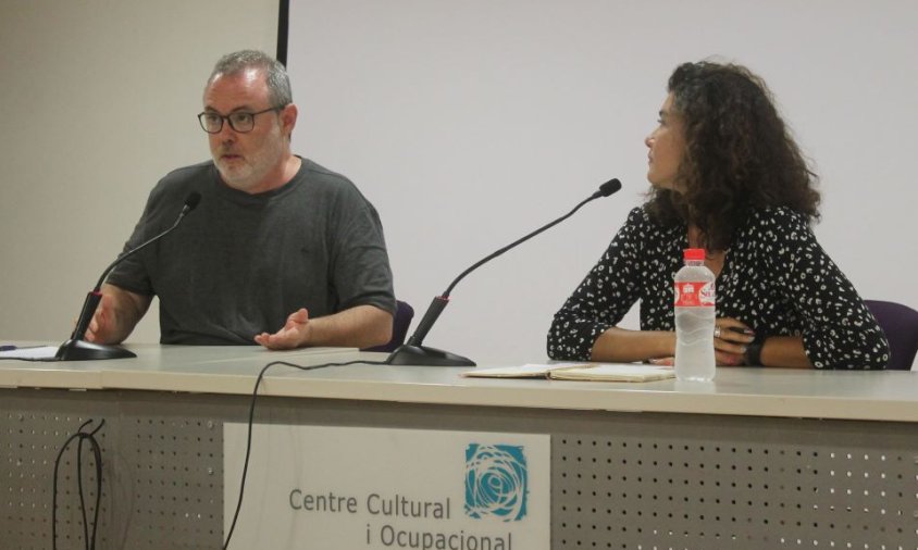 Ernest Cañada i Alba Font durant la conferència al Centre Cultural