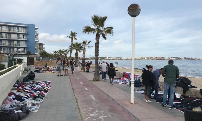 Imatge de venedors al passeig del Cap de Sant Pere, el passat 26 d'abril