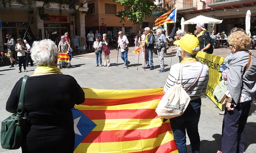 Concentració de les Àvies i Avis per la Independència, ahir, a la plaça de la Vila