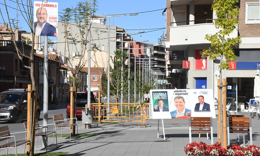 Cartells electorals a la remodelada plaça d'Aragó, aquest matí