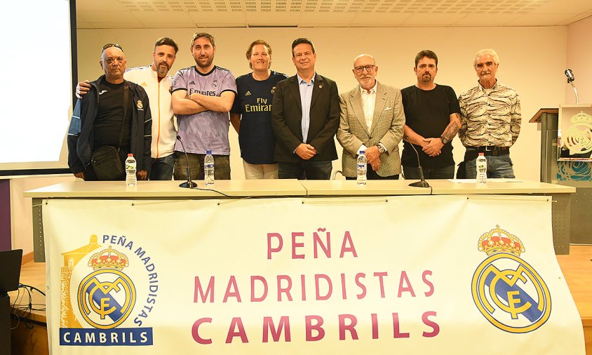 L'alcalde, Oliver Klein, amb els membres de la junta de la Peña Madridistas Cambrils