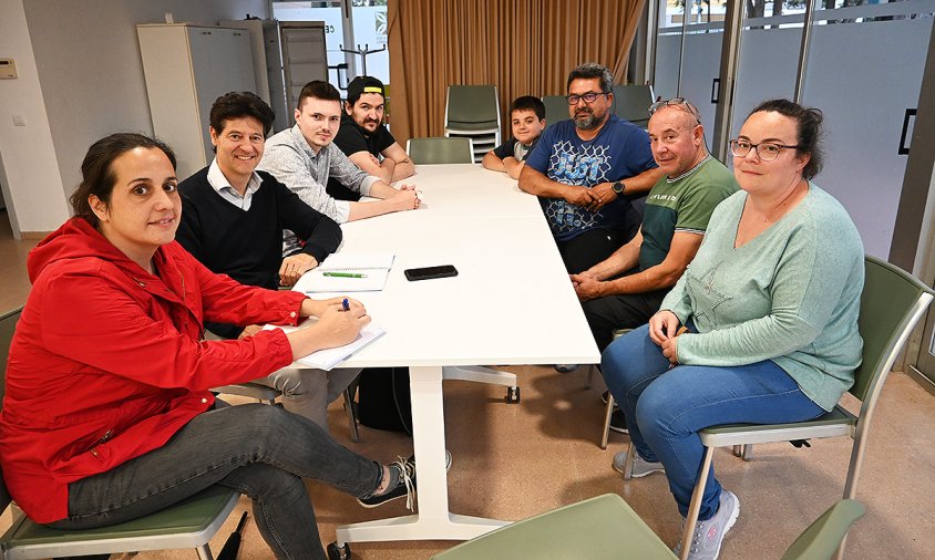 Un moment de la reunió de la representació d'Activem Cambrils amb veïns del Nou Cambrils, ahir al vespre