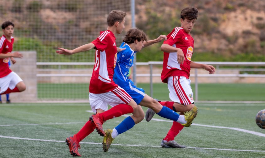 Imatge del partit entre el Salou A i l'Infantil B