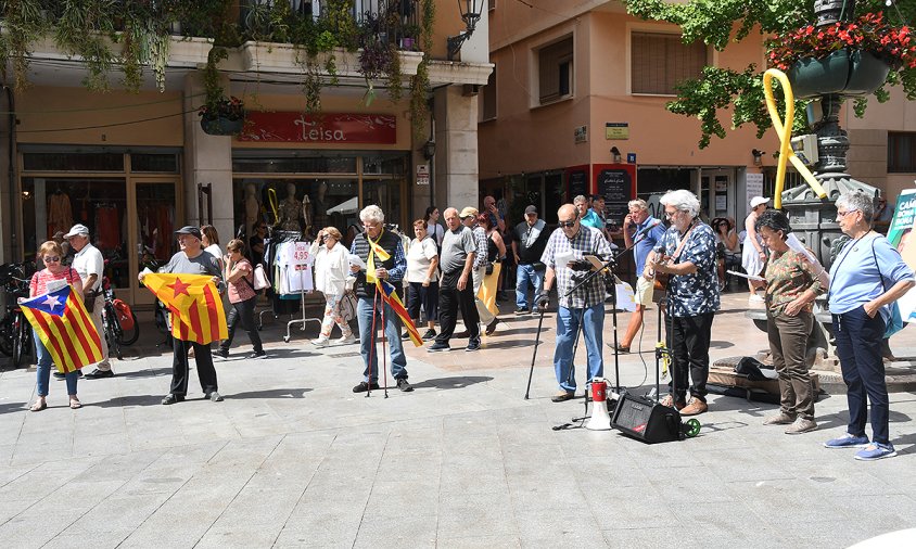 La concentració de les Àvies i Avis, ahir a la plaça de la Vila, va comptar amb la col·laboració del cantant tarragoní Xavier Marcos