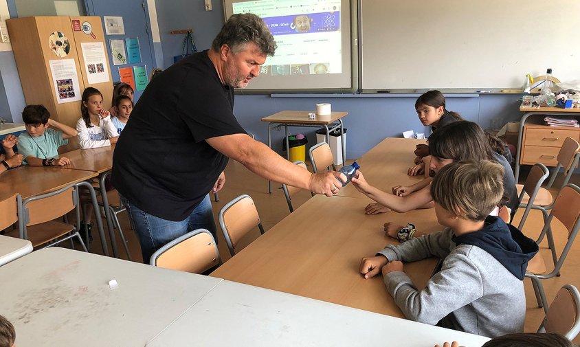 Petros Giorgiakakis amb els alumnes de l'escola Guillem Fortuny