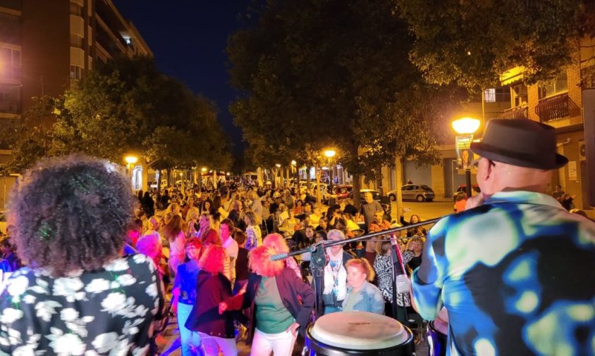 Els partits polítics van tancar ahir la campanya amb festes a diferents emplaçaments del barri marítim