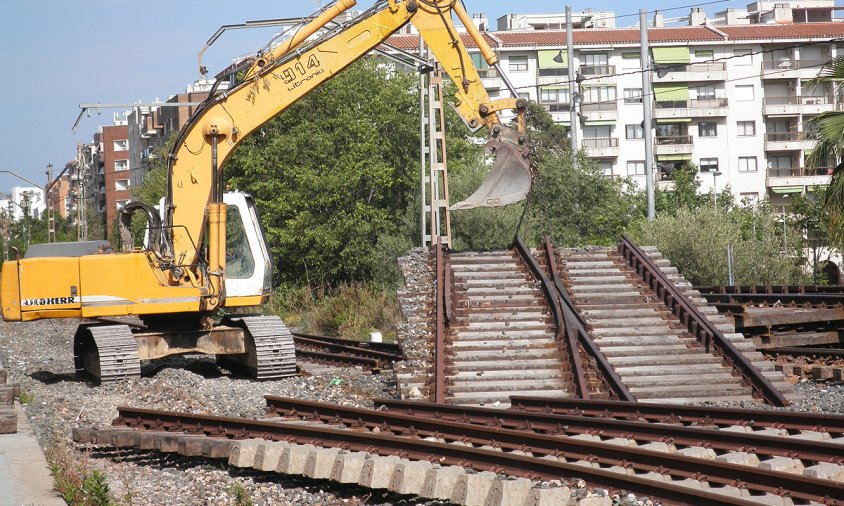 Desmantellament a la zona propera a l'antiga estació de tren, aquest passat dilluns