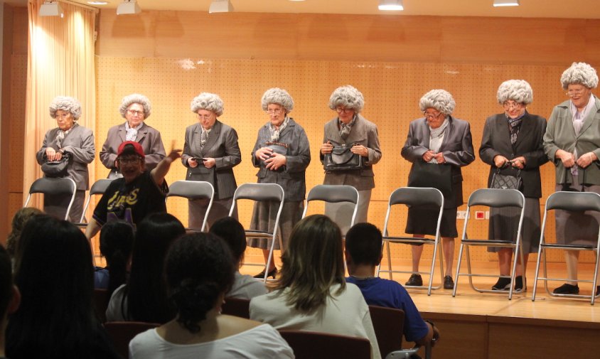 Les alumnes de l'aula de teatre representant "Som Influencers" davant els alumes del Joan Ardèvol