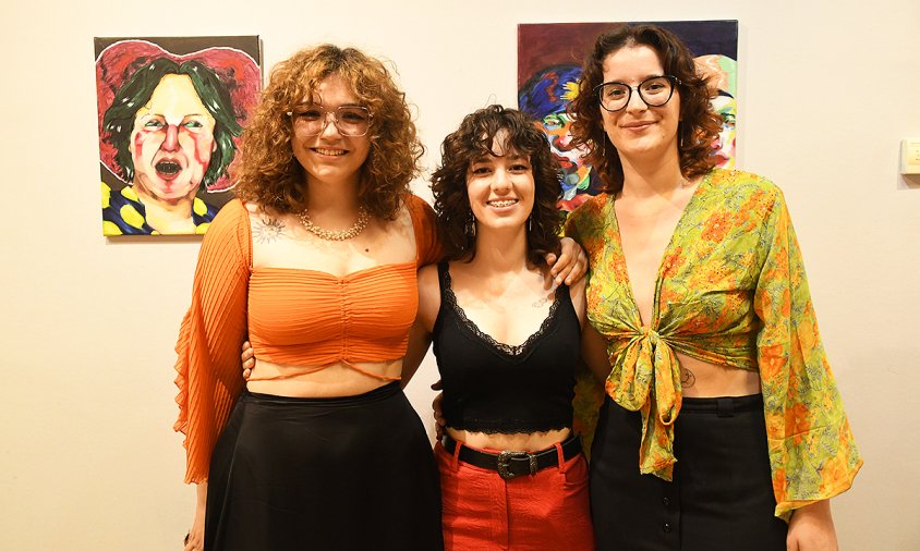 Carla Garcia, Marina Carrión i Núria Valsells, ahir, a la inauguració de l'exposició Habitar el vermell: Diàleg