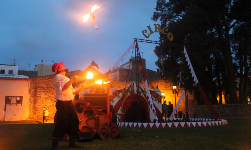 L'espectacle de malabars amb foc va tancar la jornada circense