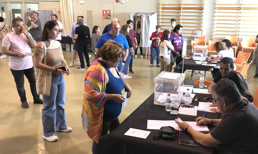 Cambrilencs votant a les eleccions municipals del 28 de maig