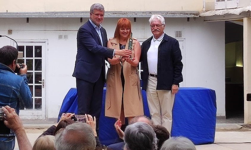 Montserrat Recasens amb Pau Ricomà i Zacarías Henar, ahir, als jardins del teatre Metropol