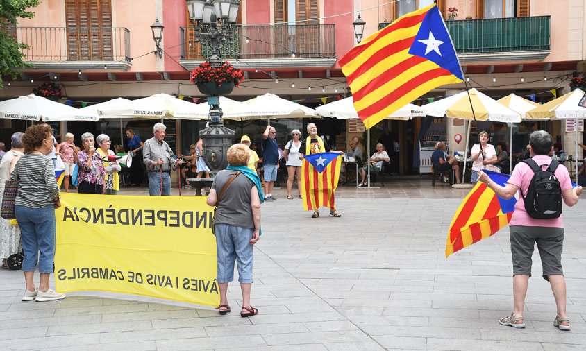 Les Àvies i Avis en la concentració d'ahir, a la plaça de la Vila