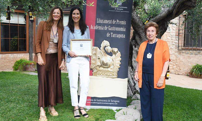 Anna Rovira, enòloga del celler de Capçanes, va rebre un dels guardons de l'Acadèmia de Gastronomia de Tarragona