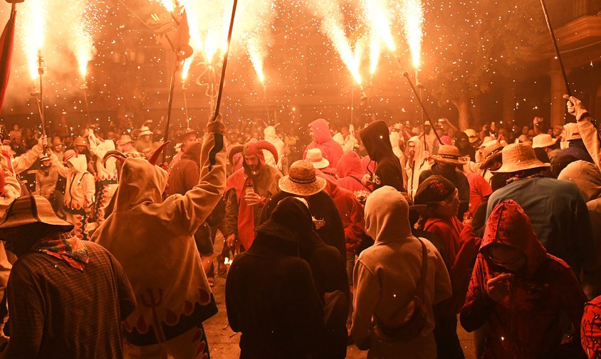 Un moment del correfoc de la passada Nit del Foc amb la colla de diables Cagarrieres en plena actuació a la plaça de la Vila