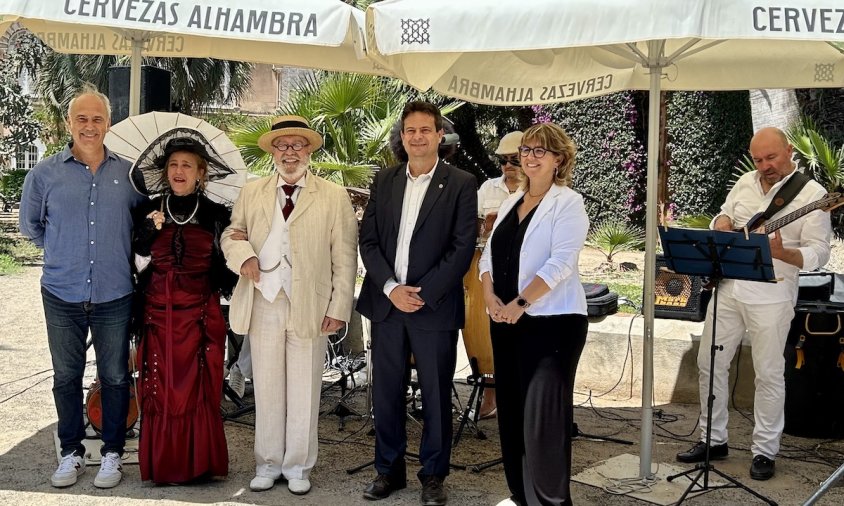 Francisco Javier Castillo, Oliver Klein i Berta Cabré amb els actors que participen a la Festa dels Indians i el Modernisme