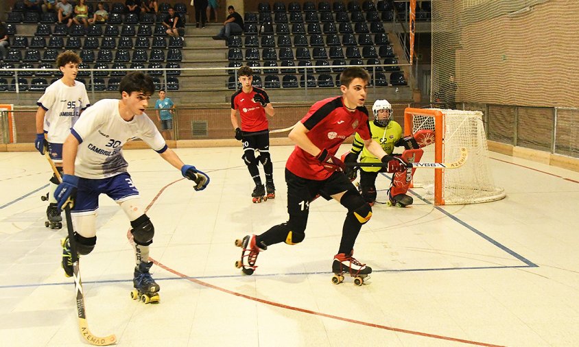 Un moment del partit disputat entre els equips juvenils del Cambrils CH i de l'Alpicat, ahir a la tarda