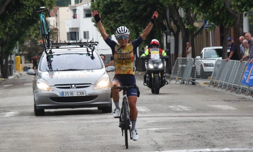 Ingrid Ruíz creuant la línea de meta en solitari