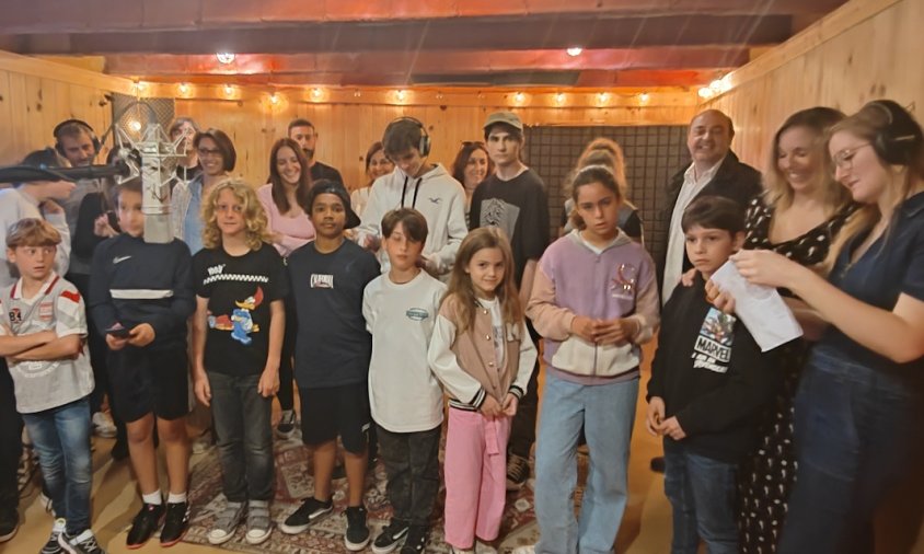 Els alumnes de l'escola Rock & Soul durant la gravació de la cançó 'Eso que tú me das' a l'estudi Oxigen