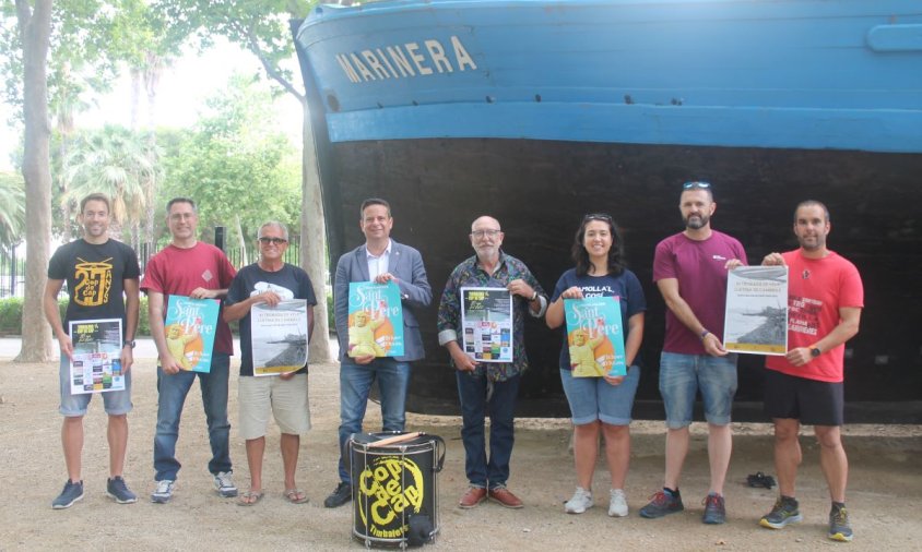 Els representants de les entitats cambrilenques, Oliver Klein i Joan M. Artigau presentant la programació de Sant Pere al Parc del Pescador