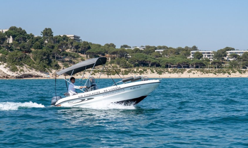 Rent a Boat, l’operador de Marina Cambrils, acosta el mar i la navegació al públic en general mitjançant el lloguer de llanxes