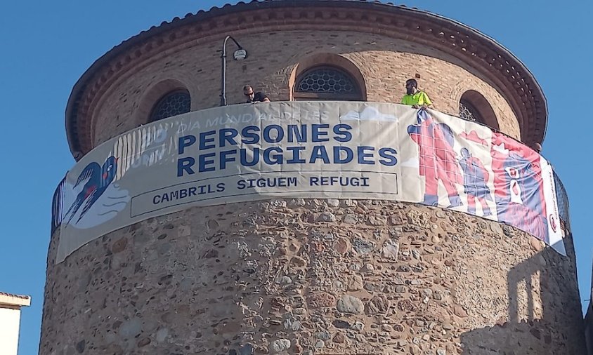 La Torre del Port ja llueix una lona de 12 metres amb el lema «Cambrils, siguem refugi»