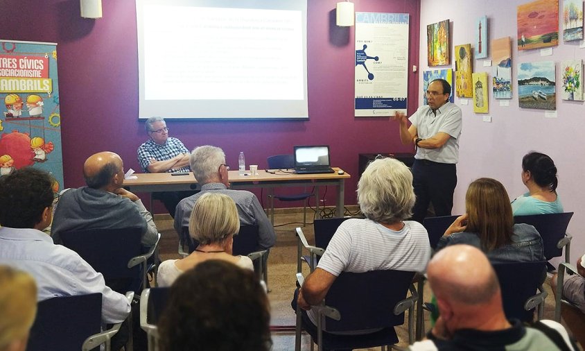 Mateu Turró en un moment de la seva xerrada, aquest passat dijous, al centre Les Basses