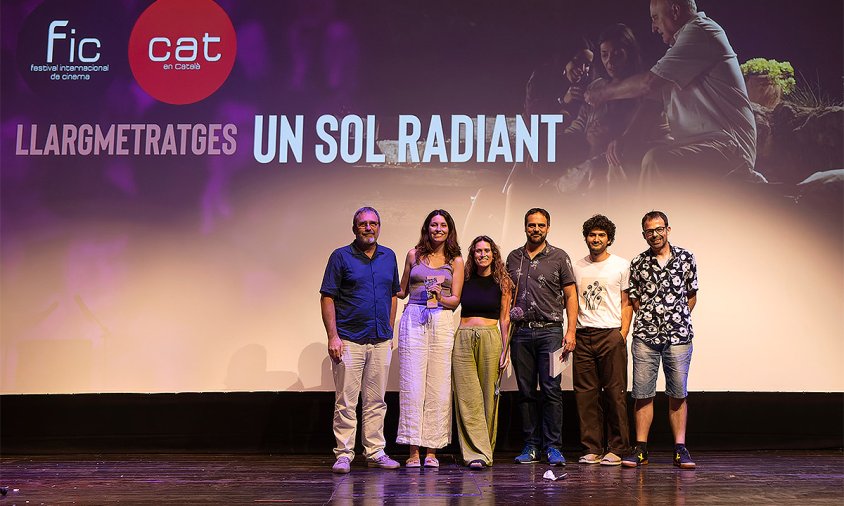 Moment del lliurament del premi a la pel·lícula Un sol radiant