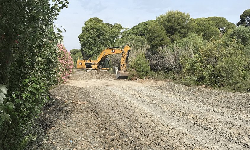 Una màquina amuntega el balast abans de ser retirat, aquest matí, a la zona de la Llosa