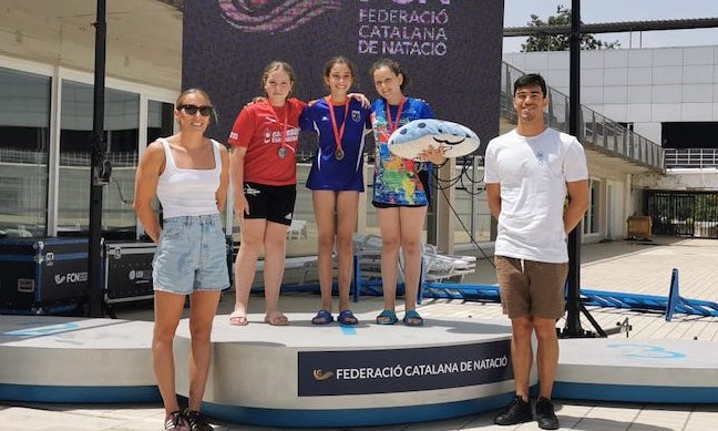 A l'esquerra, Martina Castellví amb la medalla de plata dels 50 braça