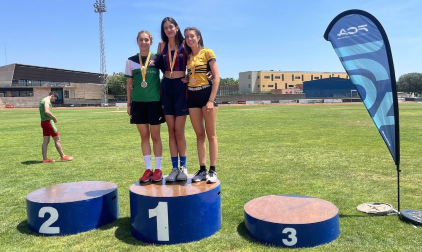 Núria Caballero (al centre) acompanyada al podi per Irene Clemente i Laia Planas