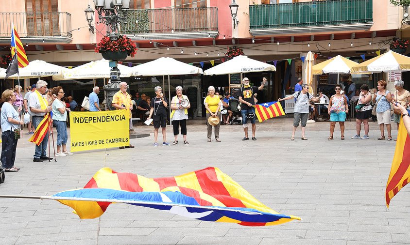 Les Àvies i Avis a la concentració d'ahir a la plaça de la Vila