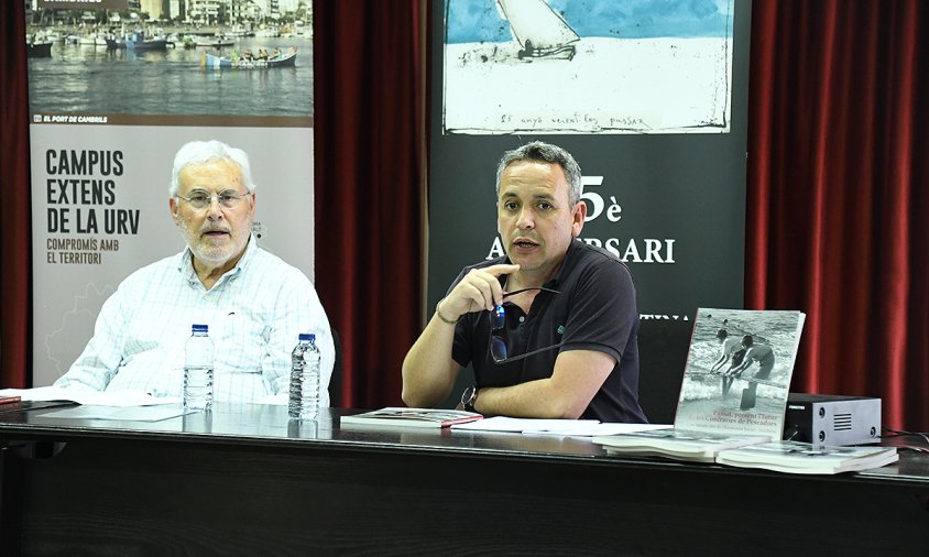 Joan-Lluís Alegret i Alfons Garrido, ahir, a la presentació del llibre a la sala d'actes de la Confraria de Pescadors