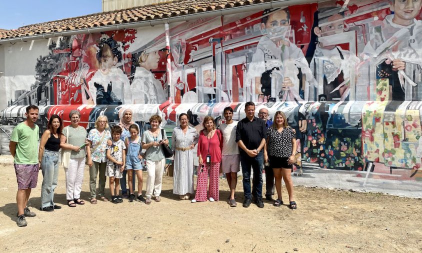 Autoritats, artistes i veïns, posant davant del mural