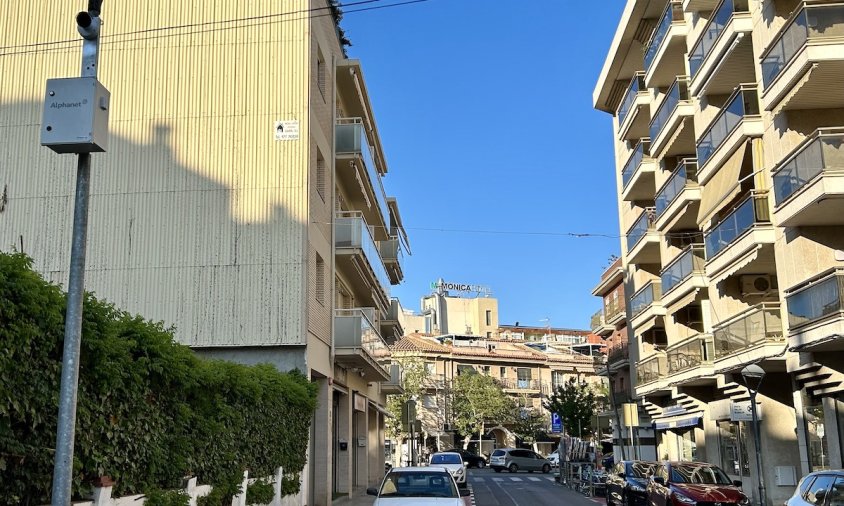 Càmera instal·lada, a l'esquerra, al primer tram de zona vermella del carrer de Pau Casals