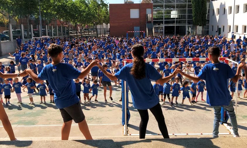 Un moment del ball de la festa final de curs a l'IES Joan Ardèvol