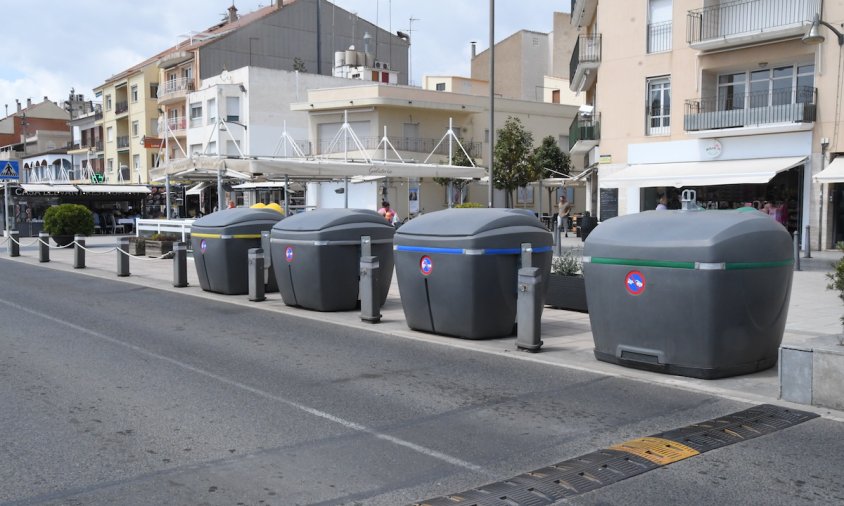 Imatge de la bateria de contenidors instalada al Passeig Miramar