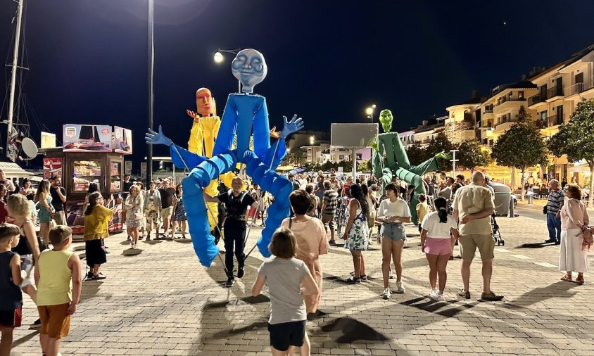 Les tres figures gegants van passejar per tot el Port