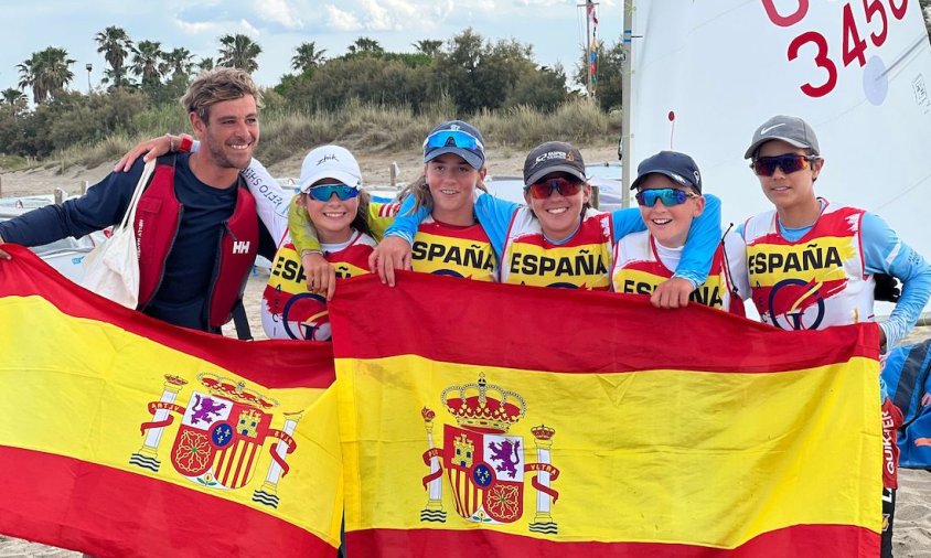 Joan Domingo celebrant el resultat amb l'equip espanyol