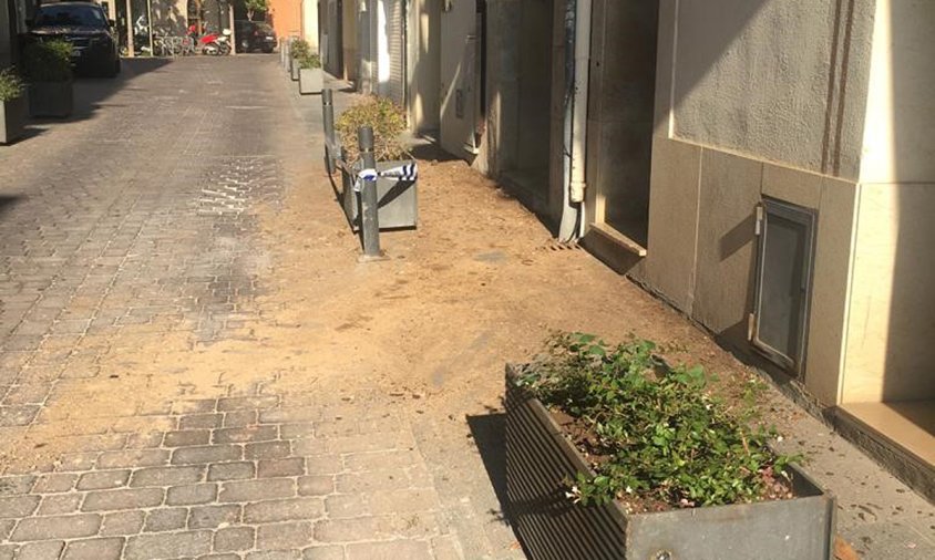 El vehicle va impactar amb les jardineres del carrer de Sant Plàcid