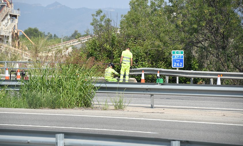 Operaris fen la reparació de la tanca lateral de l'autopista, aquest matí