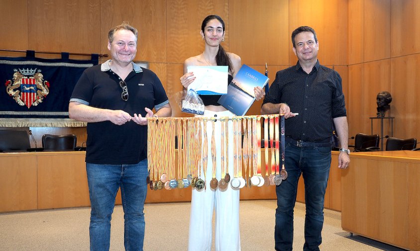 Núria Caballero, acompanyada per Klein i Chatelain, amb totes les medalles aconseguides aquesta temporada