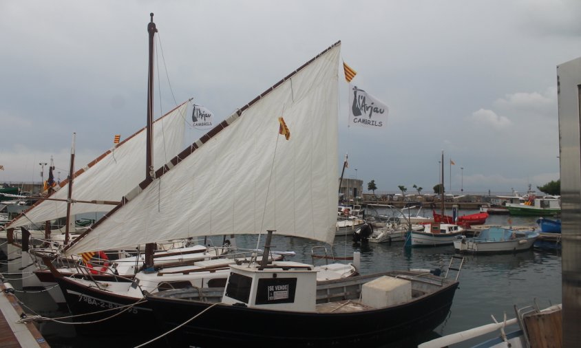 Embarcacions de l'Arjau al moll amb les veles hissades