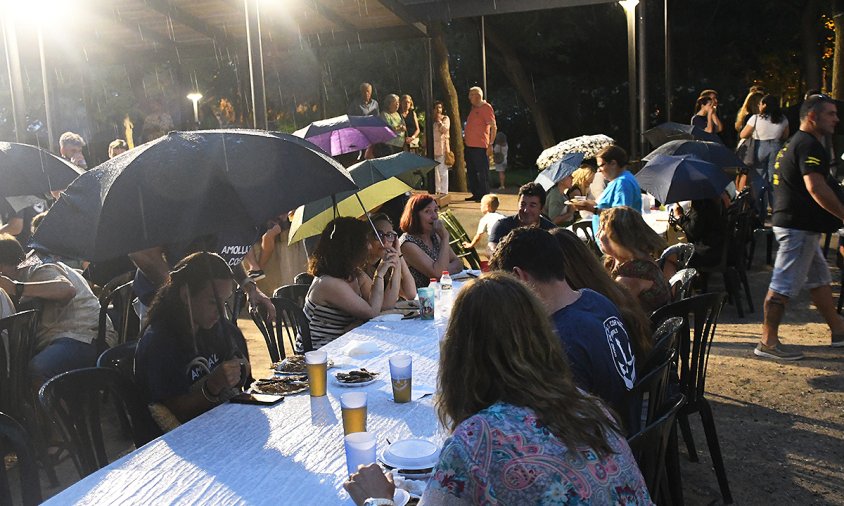 La pluja va fer acte de presència en determinats moments del sopar