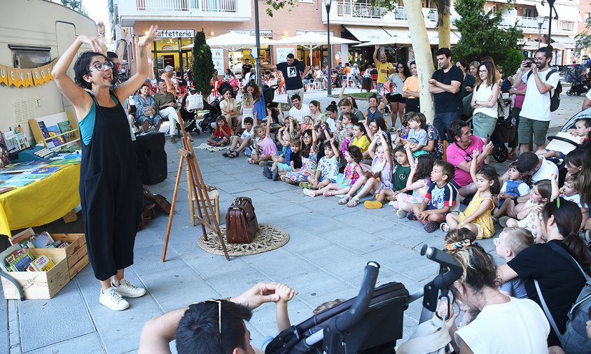 La canalla, ben atenta a l'explicació de contes a càrrec de les monitores de Cuentropia