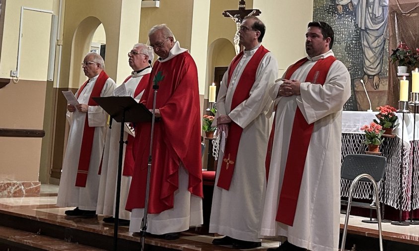 El mossèn Joaquim Fortuny, el segon començant per l'esquerra, i el mossèn Albert Fortuny, el quart, a la Missa Major en honor a Sant Pere de la Festa Major d'enguany