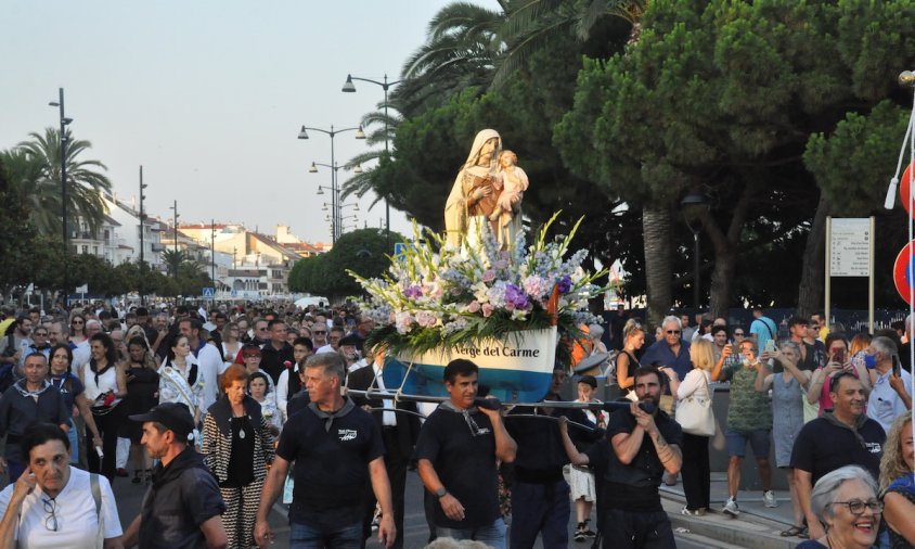 La processó de la Mare de Déu del Carme passant per la façana marítima, el juliol de l'any passat