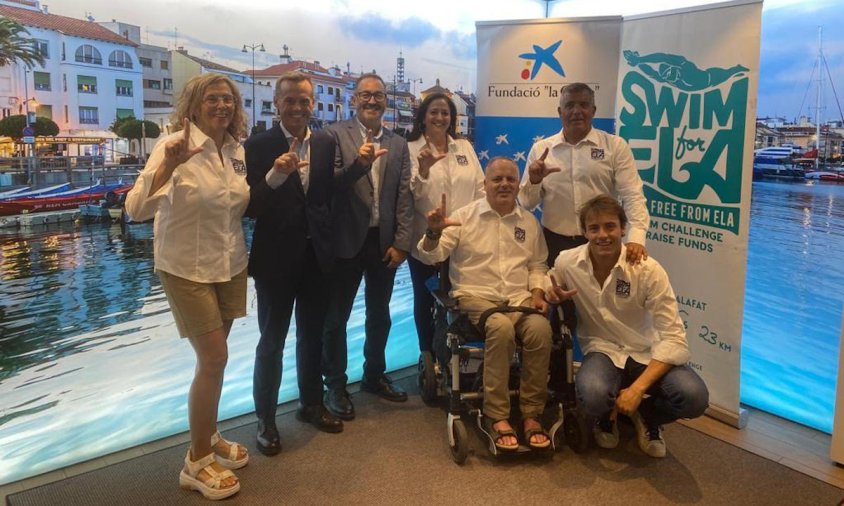 Representants de CaixaBank i de l'associació Swim for ELA, inclòs el cambrilenc Sisco Morell